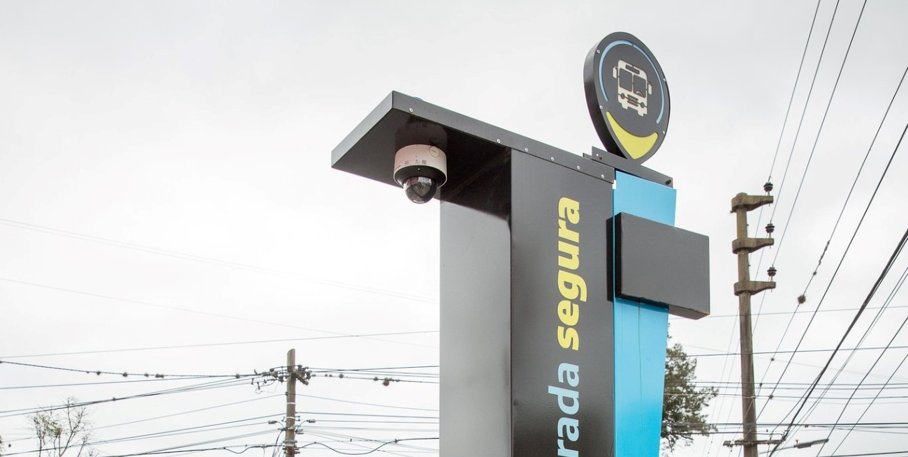 De que se tratan los tótems de seguridad que pone en marcha Rosario en las paradas de colectivos

