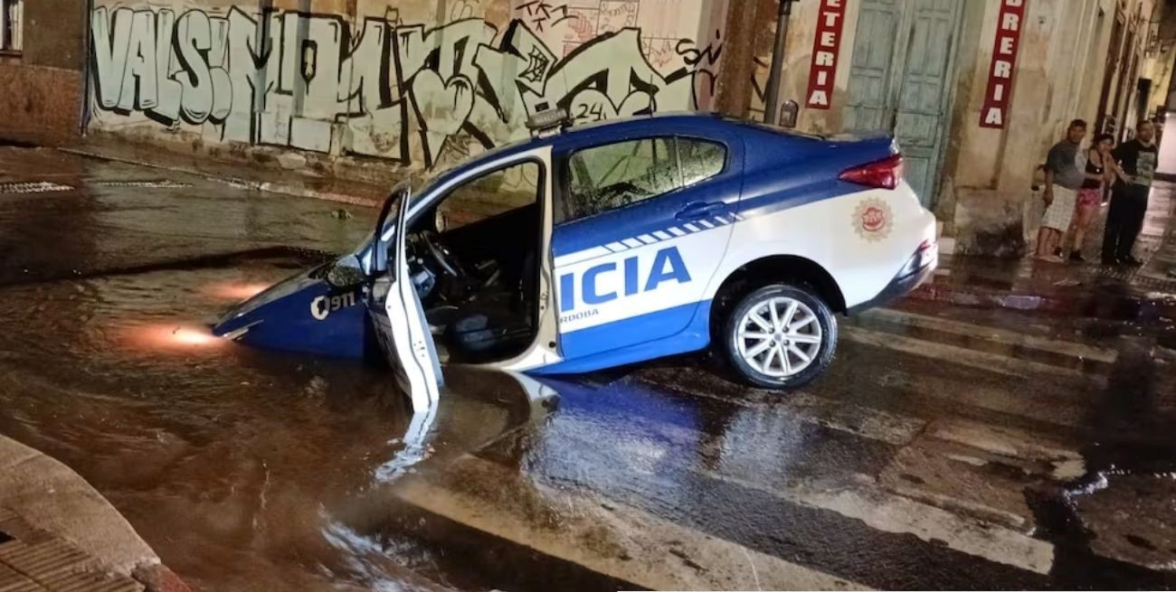 Temporal en Córdoba: autos varados y calles inundadas