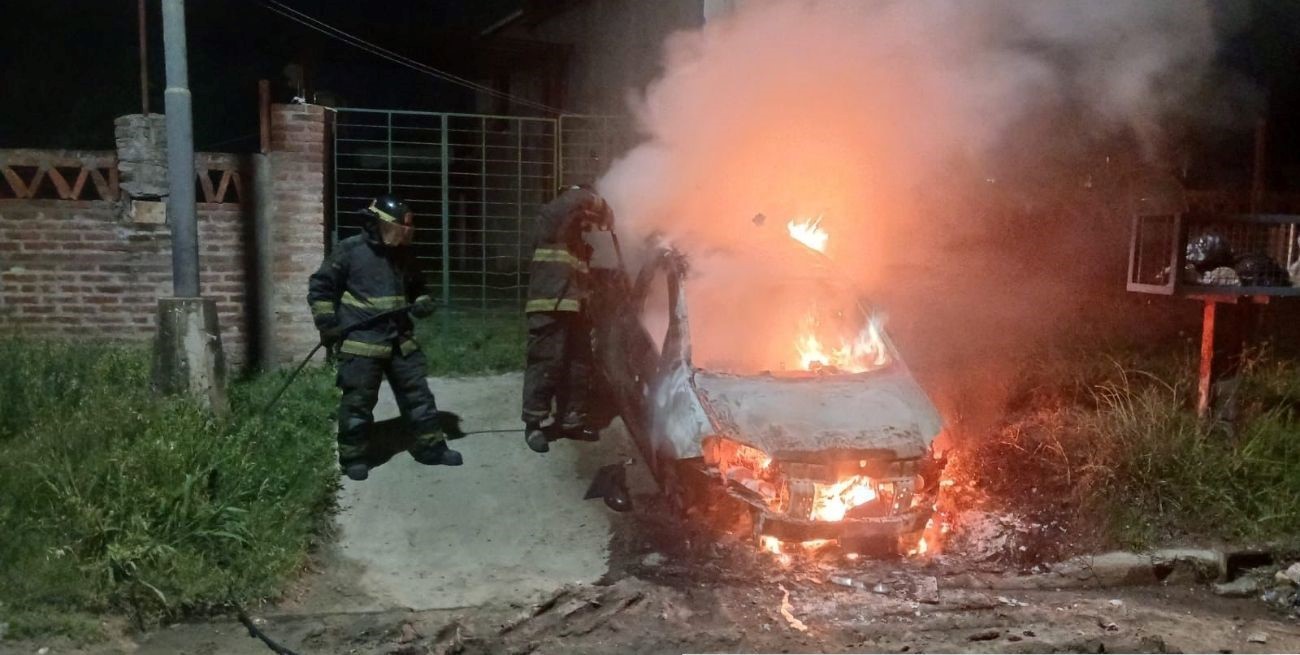 Incendio y destrucción total de una automóvil