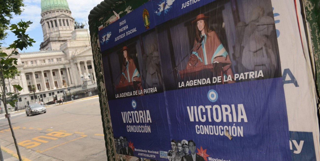 Afiches de "Villarruel Conducción" desataron un nuevo capítulo en la interna del Gobierno