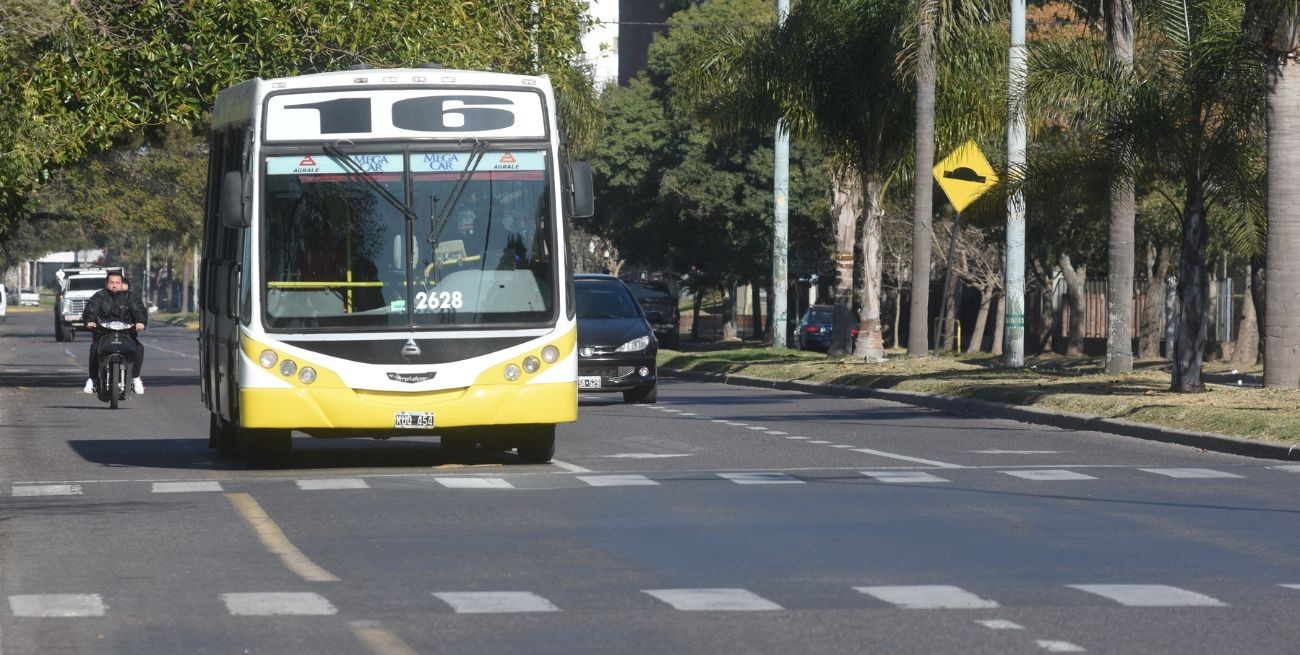 Apedrearon un colectivo porque el chofer no los dejó viajar gratis