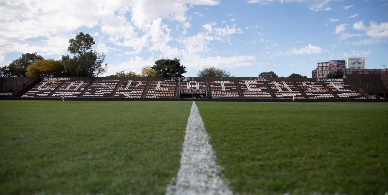 Un hincha de Platense murió tras descompensarse durante el partido ante Riestra