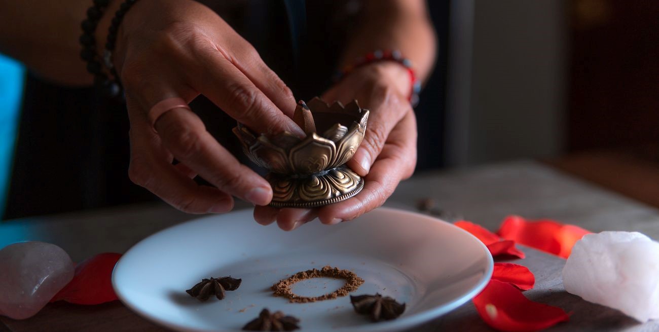 Rituales de limpieza energética para alejar las malas energías de tu casa