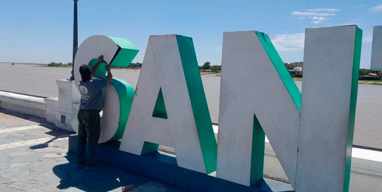 Deberán retirar dos letras del cartel "Santa Fe" para reparación