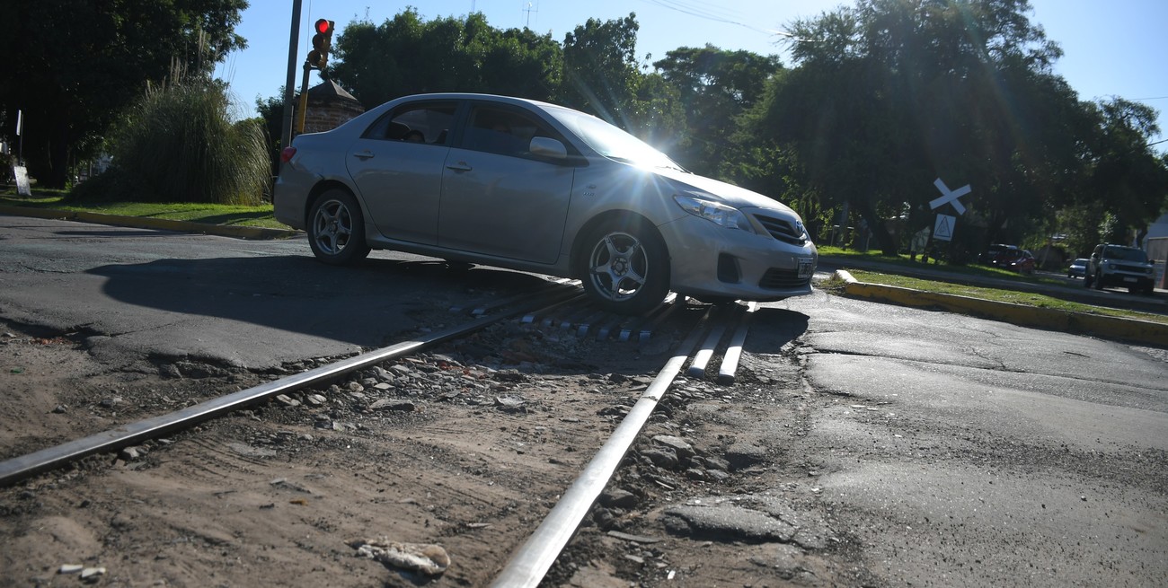 Paso a nivel deteriorado en la ciudad de Santa Fe