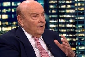 Cavallo criticó a Caputo por falta de reservas y bandas cambiarias.