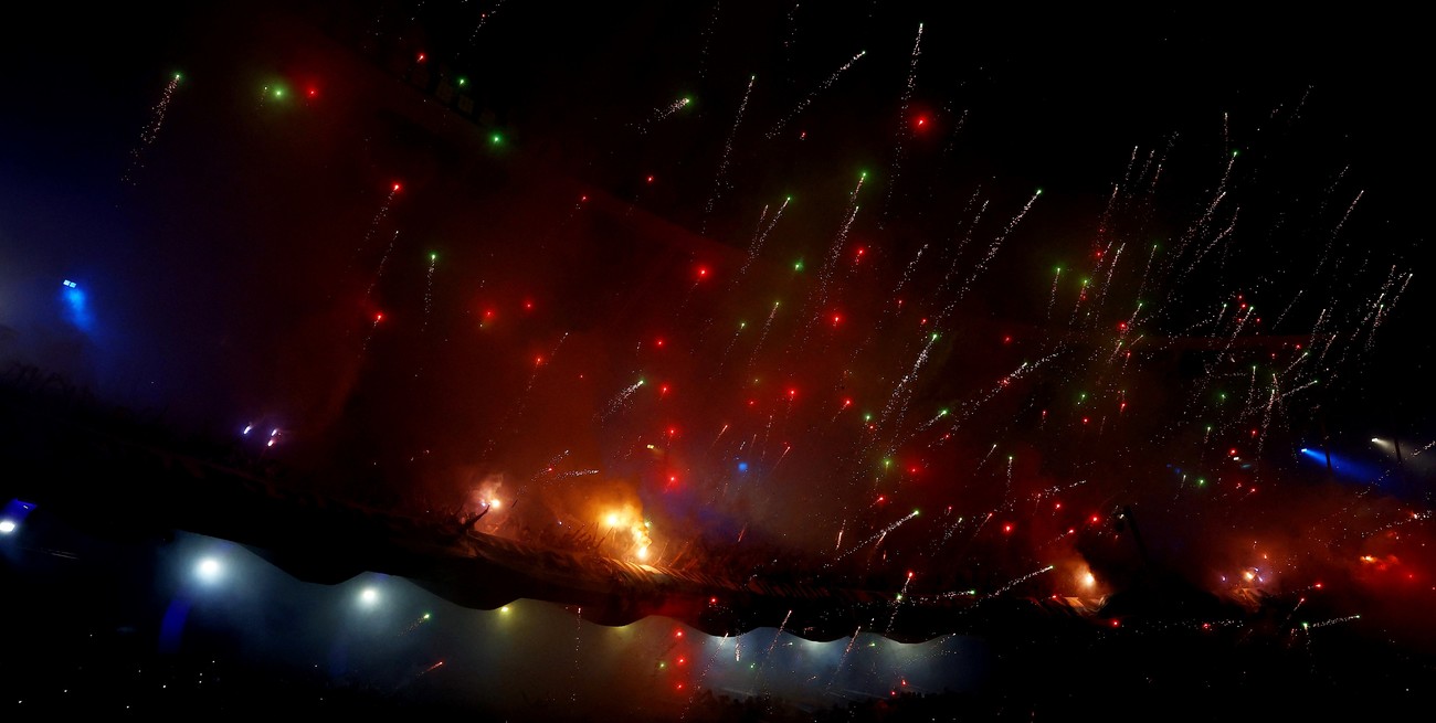 La Conmebol sancionó duramente a River y Racing por los recibimientos con fuegos artificiales