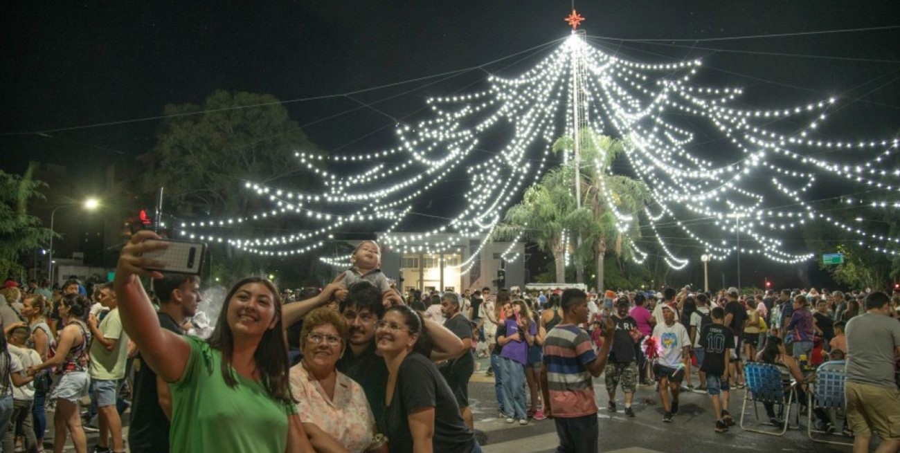 Rosario se ilumina con el clásico encendido del arbolito de Navidad