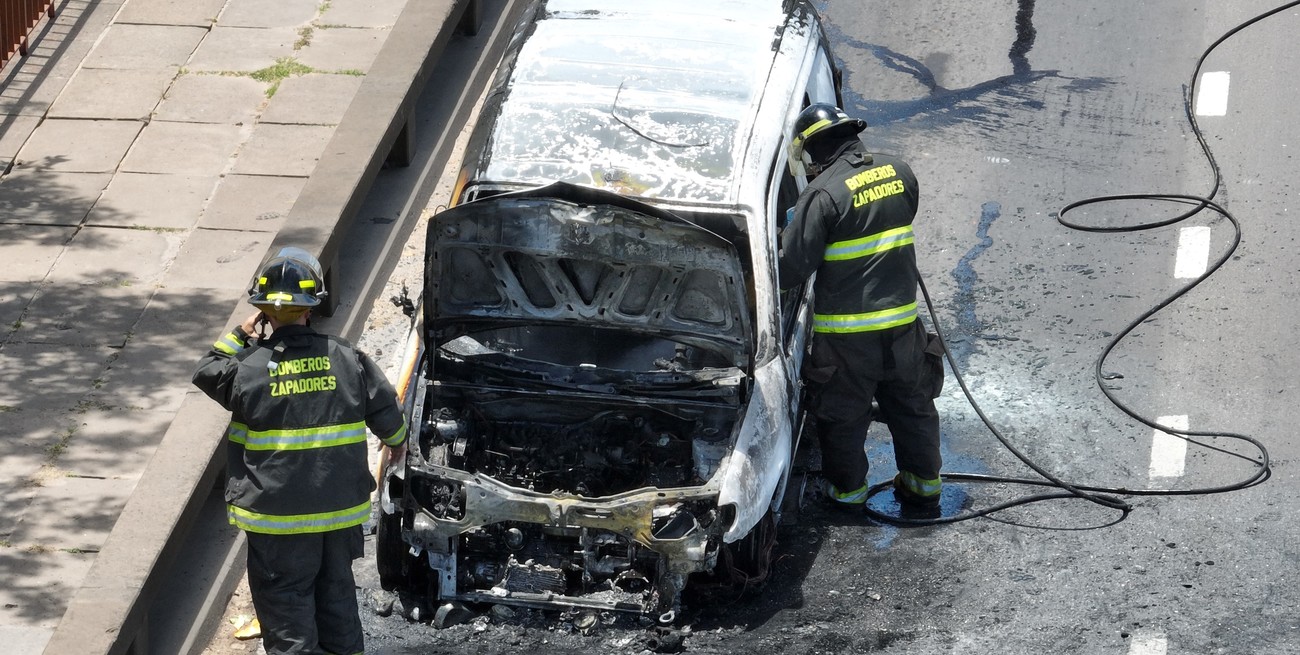 Se incendió un vehículo en el puente Oroño: congestión en el tránsito