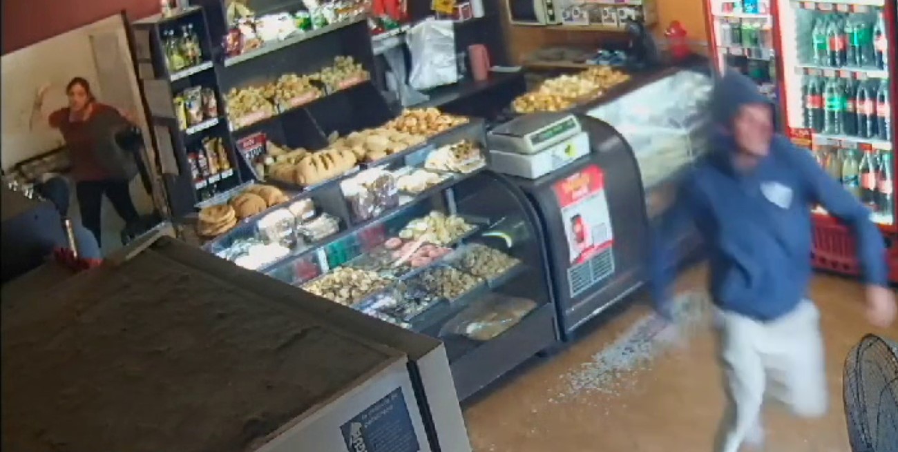 Santa Fe: cuchillo en mano, la empleada de una panadería se enfrentó con ladrones y los puso en fuga