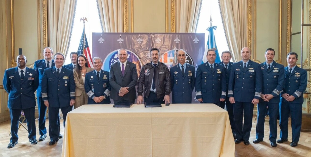 Petri firmó la Carta de Aceptación con Estados Unidos para el programa F-16