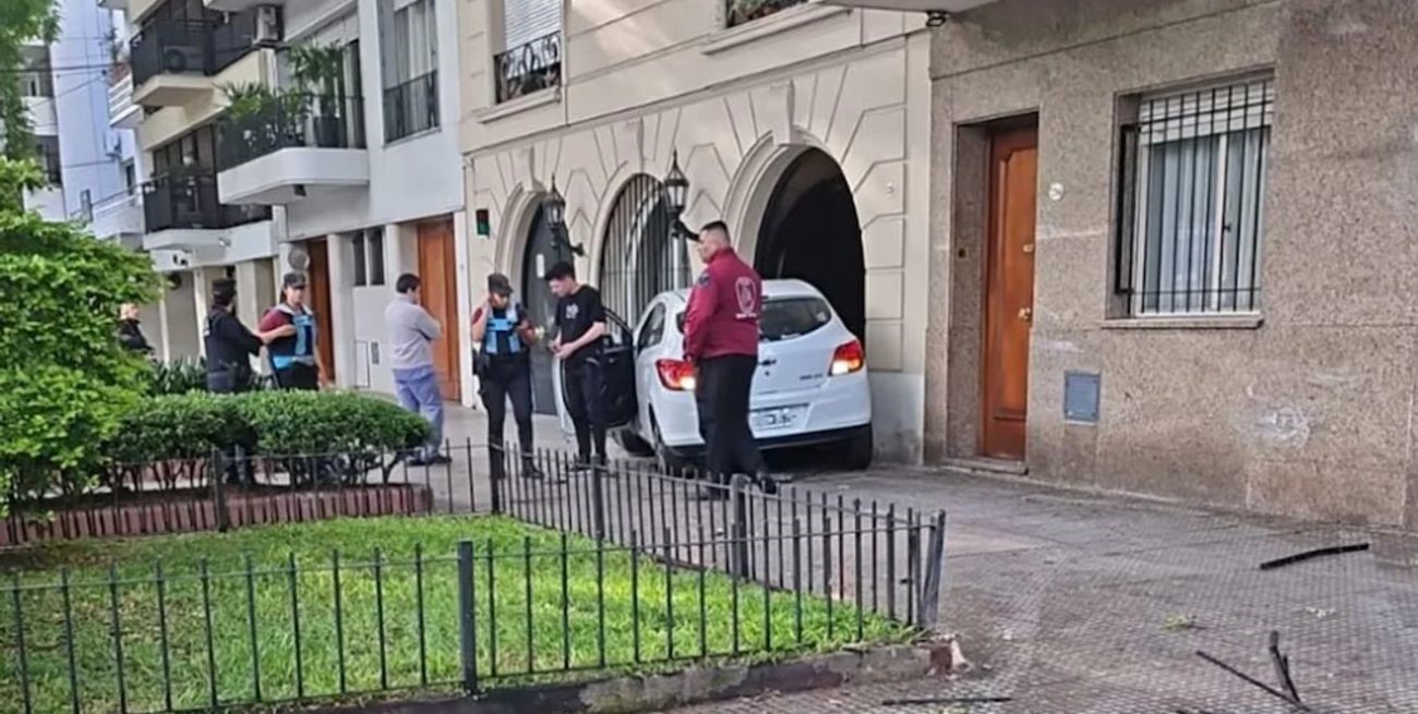 Un conductor ebrio chocó tres veces en Palermo: contra dos autos y un edificio
