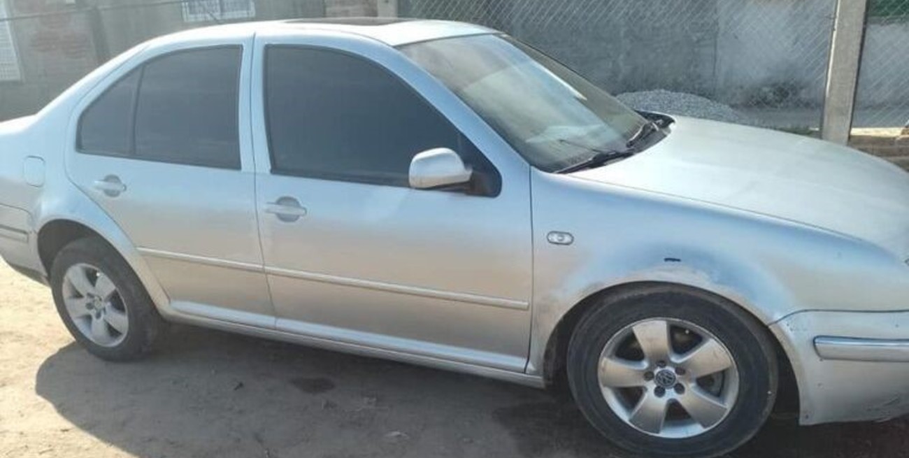 Aprovecharon que una mujer se distrajo y que su marido padece ceguera, y les robaron el auto