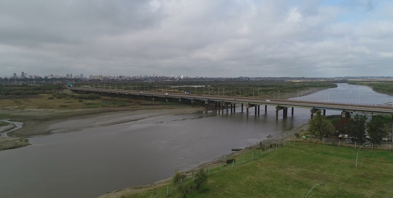 Asaltantes le robaron la moto y balearon a un hombre que estaba pescando con su esposa e hijo