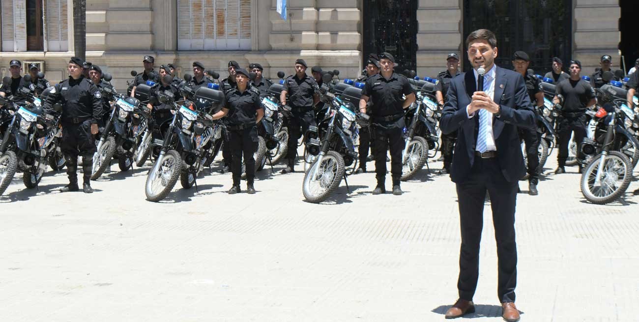 Pullaro entregó motos a la policía y salió a dar una vuelta 