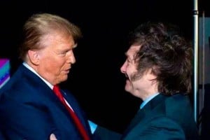 Javier Milei abraza a su admirado Donald Trump, el electo mandatario de Estados Unidos. Sus ideas y el estilo de hacer política los acercan: ambos, a su modo, representan el poder en el país que los eligió para ejercer la presidencia.