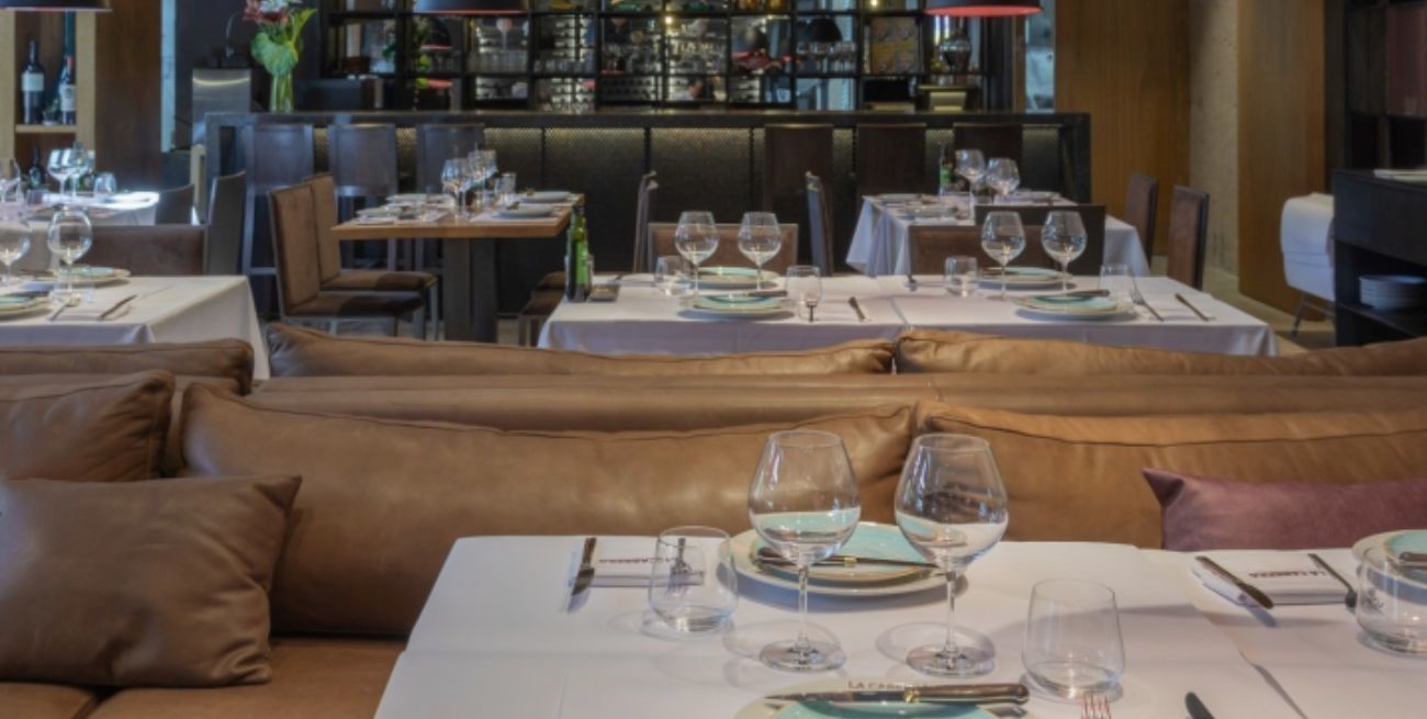 Murió el parrillero de un restaurante y obligaron a sus compañeros a seguir trabajando junto al cuerpo