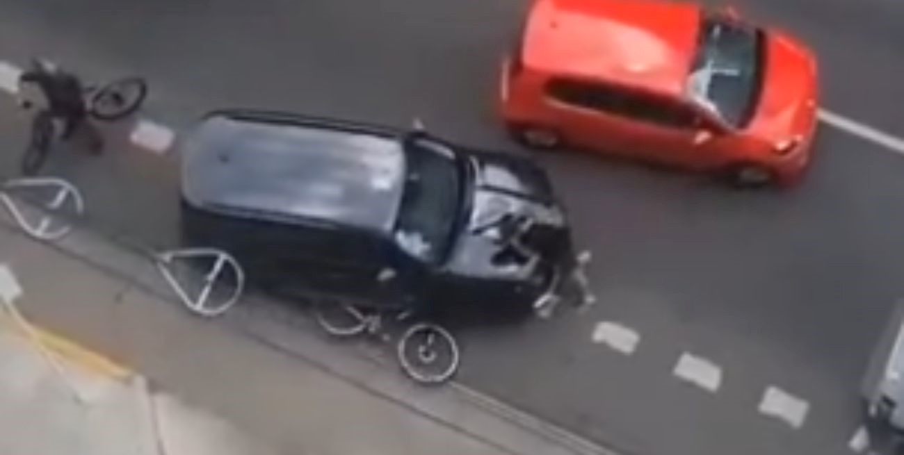 Un ciclista fue atropellado por una camioneta y lo arrastró en el capot más de una cuadra