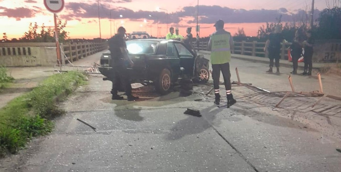 Chocó las vallas del Puente Carretero a gran velocidad, abandonó su auto e intentó huir