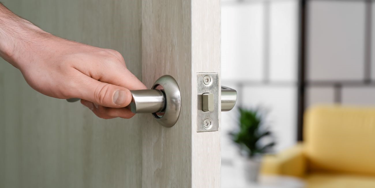 Por qué colocar una hoja de laurel detrás de la puerta atrae buenas energías