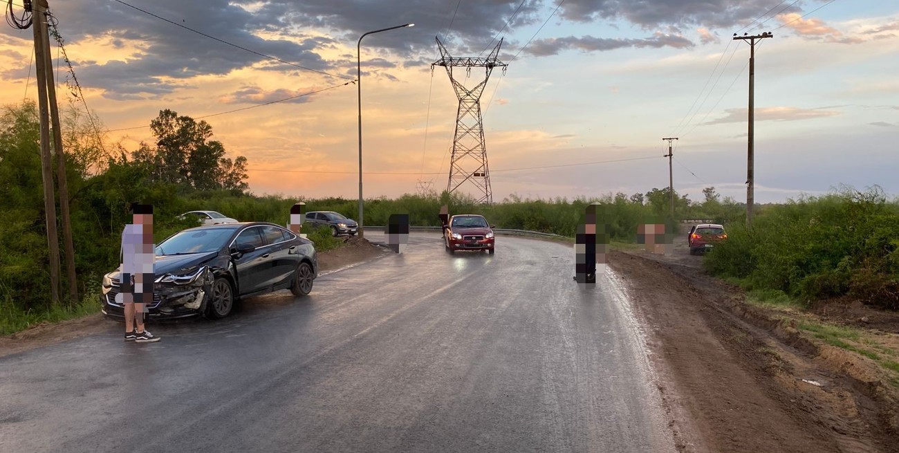 Fuerte choque en la curva del Acceso Norte de Santo Tomé