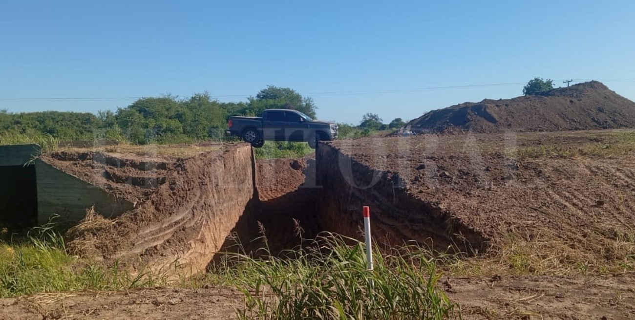 Se salvaron de milagro: la obra de un puente mal señalizada dejó a una camioneta “colgada”