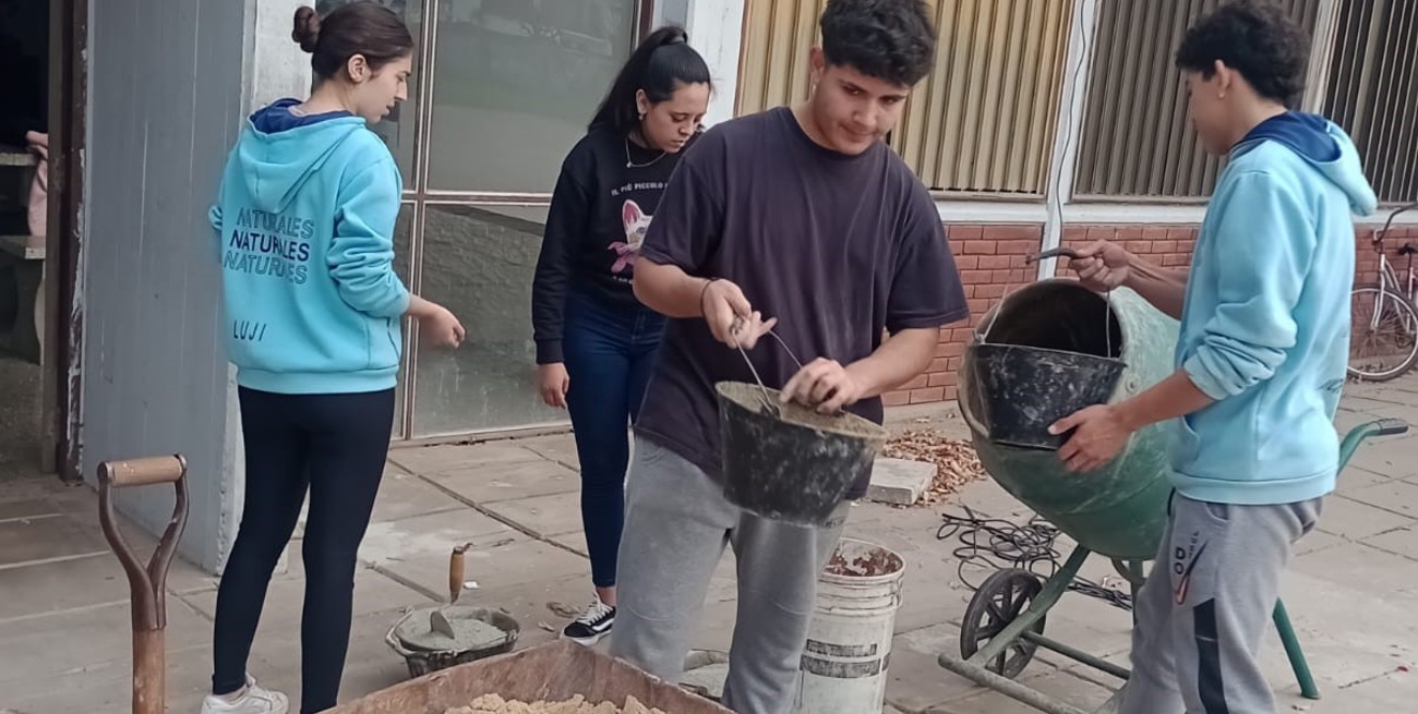 Estudiantes de 5to Año de la Escuela San Martín de Barrancas renovaron la vereda del edificio escolar