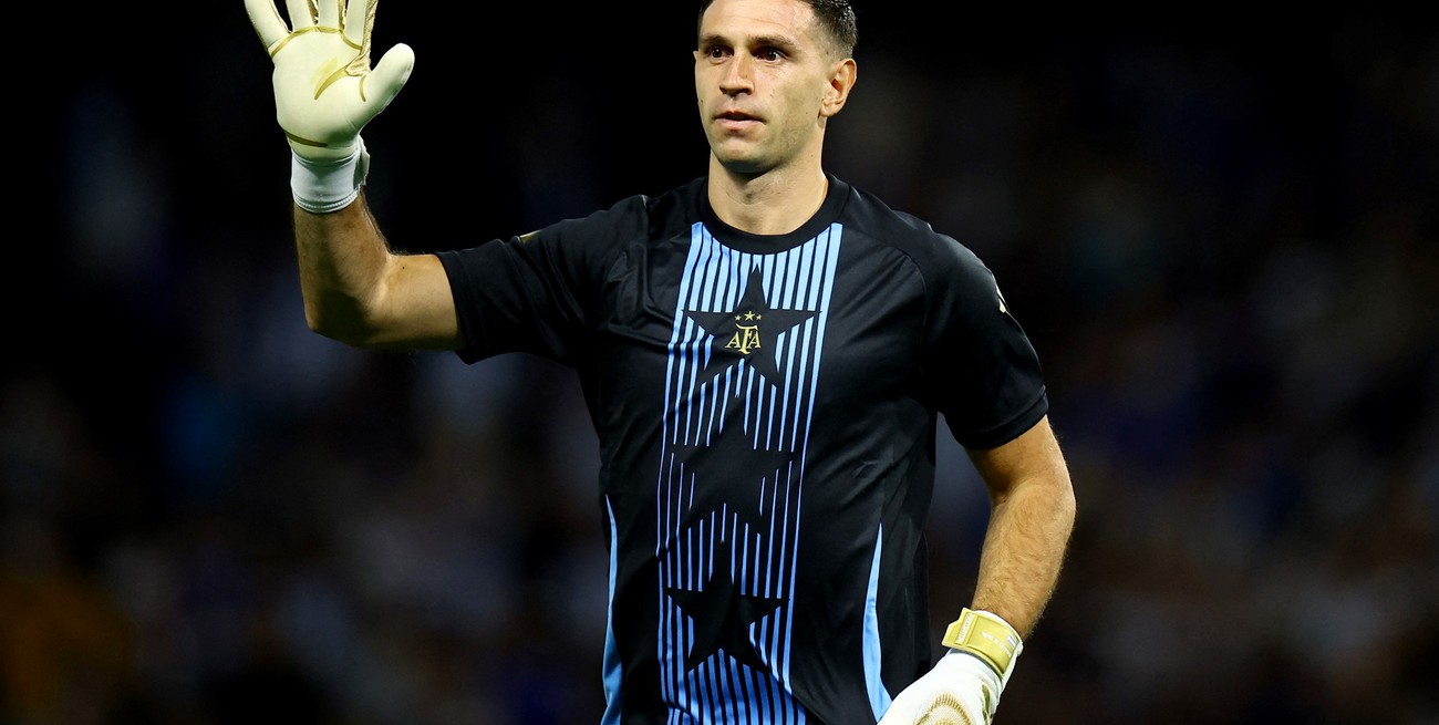 "Dibu" Martínez se quedó con el premio The Best como mejor arquero del mundo