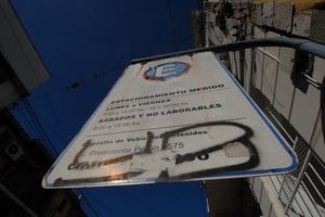 La ordenanza votada habilita al Ejecutivo a establecer una nueva franja horaria de cobro del Seom, que hoy es partida. También llevar a 10 horas de estacionamiento medido los sábados, como es el resto de la semana. Aseguran que por el momento seguirán rigiendo los horarios actuales. Crédito: Mauricio Garín