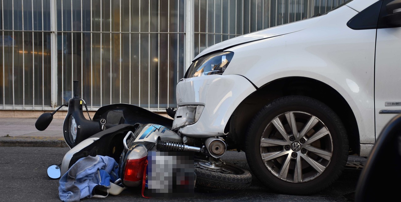 Grave accidente en el microcentro de Santa Fe: dos jóvenes hospitalizados tras chocar una moto y un auto