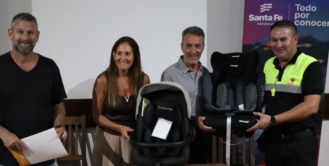 Operativo Verano: en Cayastá Provincia entregó sillas para el traslado seguro de niños