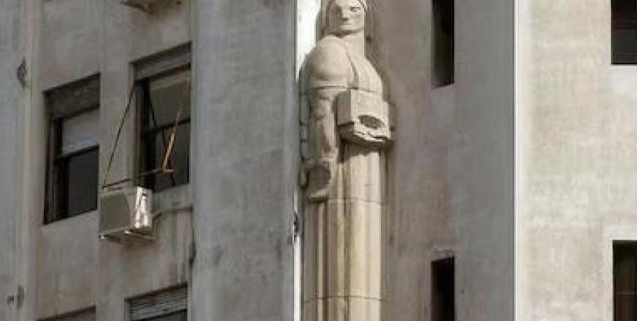 Ministerio de Obras Públicas y Escultura de la Coima: "Monumento Nacional a la Corrupción y la Impunidad"