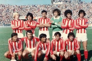 Una de las formaciones de esos tiempos. Arriba: Regenhardt, Hugo López, Cárdenas, Pumpido, Telch y Mazzoni. Agachados: Eduardo Sánchez, Pitarch, Paz, Mario Alberto y Alí. En esa foto falta un jugador clave en esa campaña, como Julio Arsenio Ribeca.