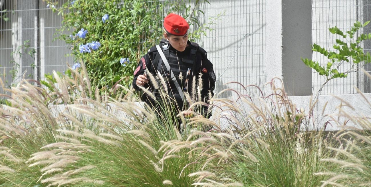 Le dejaron en el patio de su casa una caja con un explosivo casero y un mensaje: "Felicidades"