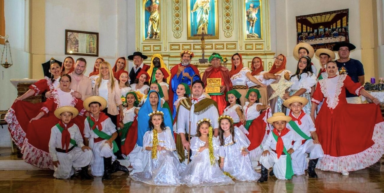 La Academia de Danzas Folclóricas de Coronda brilló con el tradicional Cuento de Navidad