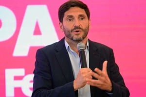 El mandatario provincial encabezó un acto en Casa de Gobierno y habló sobre los candidatos que su gestión propone para la Corte. Foto: Flavio Raina