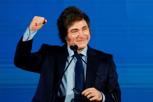 El libertario encarna el poder tras el fracaso de la arquitectura pos 2001 de "la casta". Lo hace embarcado en la economía, para gusto o disgusto de una argentina partida al medio. REUTERS/Ciro De Luca/File Photo