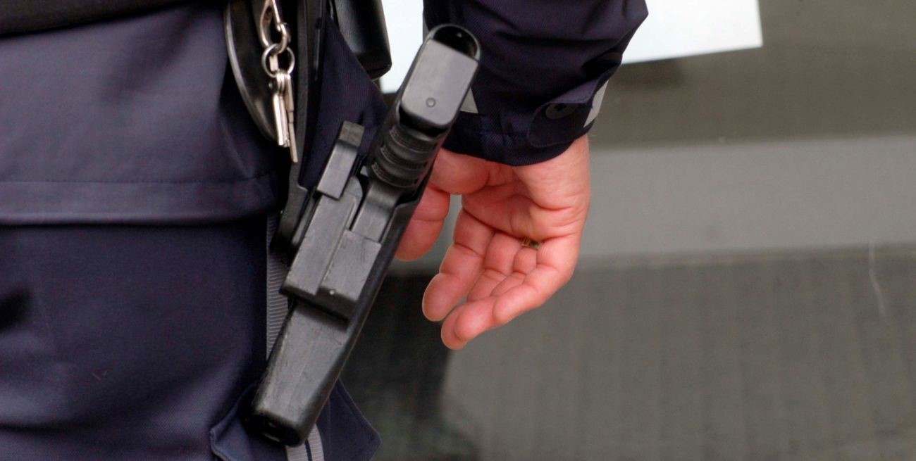 Sustraen arma reglamentaria y un televisor a oficial de policía