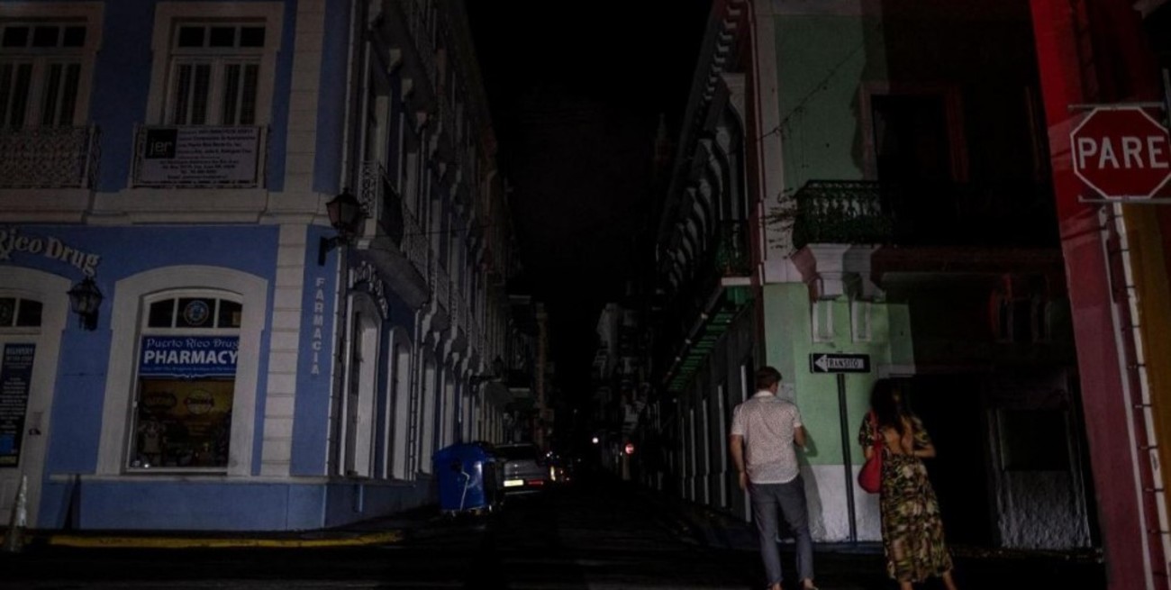 Puerto Rico pasa el Año Nuevo sin luz: colapsó la estructura eléctrica