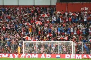 Los hinchas tatengues estarán expectantes de lo que pase con Defensa y Justicia para saber si clasifica o no para la fase final. Foto: Manuel Fabatía