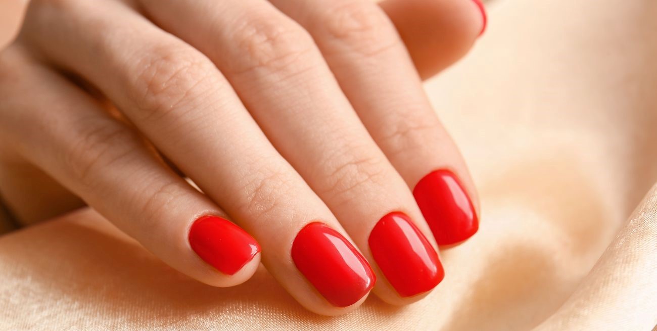 La curiosa teoría detrás de las uñas rojas y su efecto en los hombres