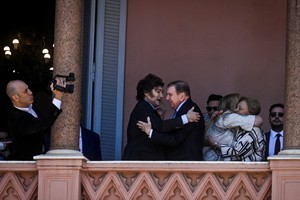 El presidente argentino acompañó al venezolano para saludar a los manifestantes. Foto: Reuters.