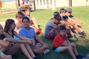 Más de 700 niños de entre 4 y 13 años arrancaron temprano la mañana de este dos de Enero, para asistir con gorro y protector solar, a las instalaciones de vestuarios, baños y duchas del Parque Municipal, desde donde ingresaron a la zona de piletas para disfrutar de la primera mañana de acción.