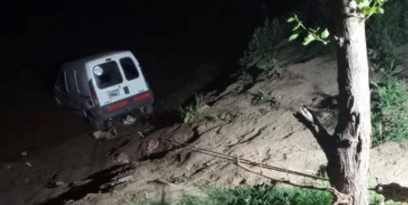 Una camioneta desbarrancó en la orilla del Río Carcarañá y mató a un nene de tres años