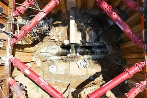 En la imagen se ve el colector primario (que viene por 9 de Julio) y que desagota en el conducto principal de bulevar. Ahora se están construyendo las respectivas cámaras de acceso, como parte de los trabajos realizados por Assa para solucionar el socavón que se había abierto en ese punto. Crédito: Fernando Nicola