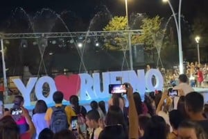 El cartel de “yo amo a Rufino” en vertical, se instaló dentro de una pequeña piscina rectangular, que contiene el agua que la fuente con luces y color, lanza hacia arriba de manera muy divertida.