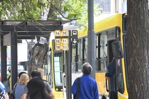 "El aumento del combustible y la deuda estatal complican el transporte en Santa Fe, donde el boleto debería costar más de $2.300 para cubrir los gastos reales", sostienen los empresarios. Crédito: Flavio Raina