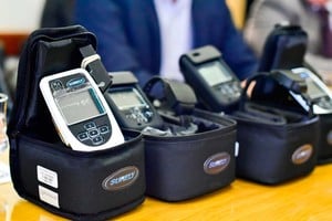 Las tobilleras refuerzan las medidas de distancia ordenadas por la Justicia.