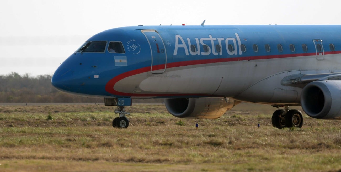 El aeropuerto de Sauce Viejo solo mantiene un vuelo semanal por la tarde 