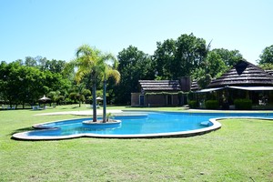 Disfrutá del sol en las tres amplias piscinas, ideales para todas las edades. Crédito: Flavio Raina.